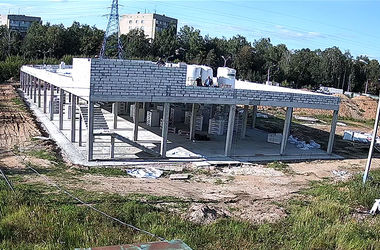 Выполняются работы по устройству газоблоков по парапету
